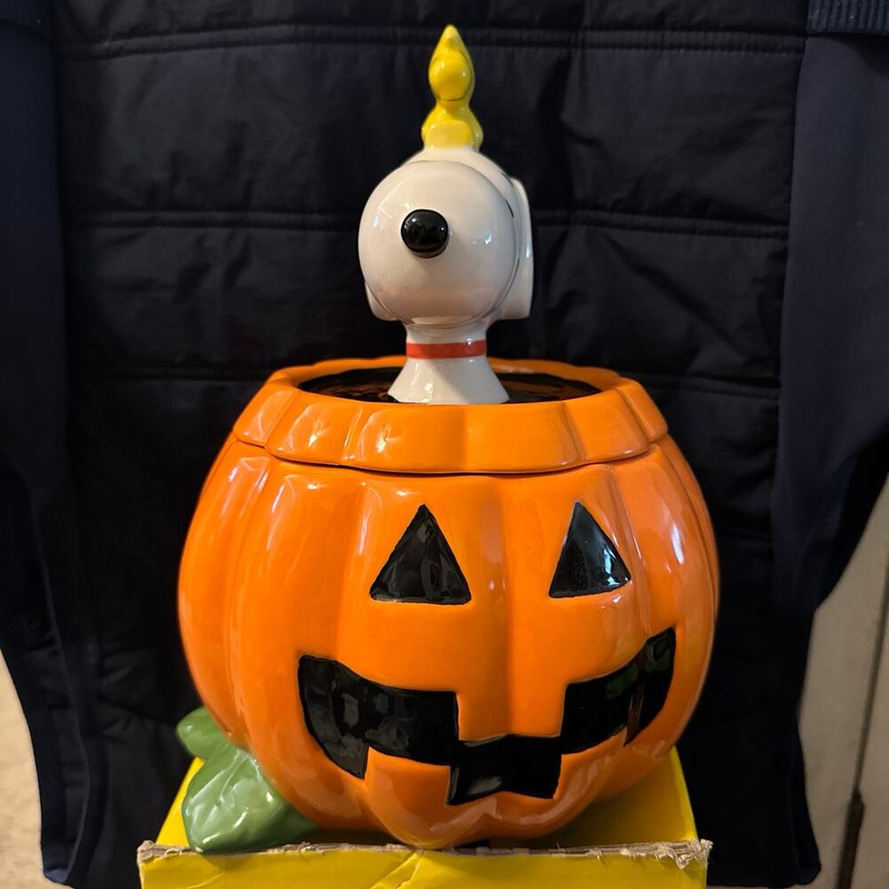 NWT Snoopy Ceramic Halloween Cookie Jar
